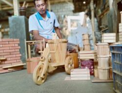 Komunitas Bandung Sulap Limbah Kayu Jadi Furnitur Estetik