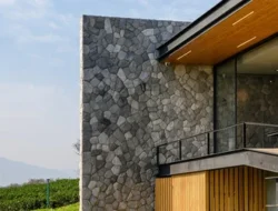 Inspirasi Desain Eksterior Rumah Menggunakan Fasad Batu Alam